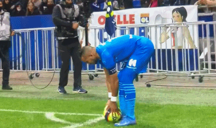 足球英超本轮最佳阵公布，新援发挥亮眼（英超本轮最佳阵容出炉，新援表现抢眼）