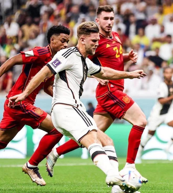 篮球勇士球星连中五记三分引全场欢呼（勇士球星连飙五记三分引爆全场欢呼）