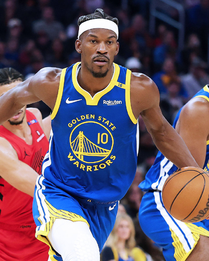 胡尔克完成职业生涯500球里程碑，球迷打出巨型TIFO致敬（胡尔克生涯500球达成，球迷以巨幅TIFO致敬）