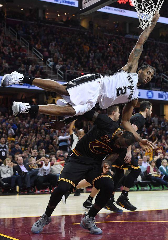 皇马官方：阿诺德左腿股四头肌股直肌损伤；据悉缺阵约两个月（皇马官宣：阿诺德左大腿股直肌受伤，预计伤停约两个月）