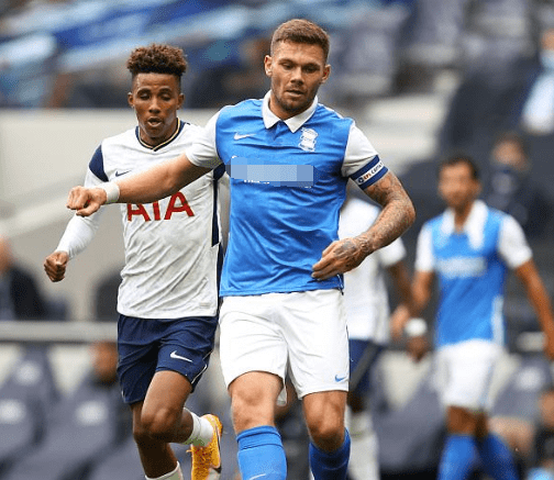 辽宁男篮在俱乐部杯首战失利，后调整阵容暂稳，以90比79战胜合肥男篮，杨鸣调整战术有效应对挑战。（首战失利后阵容微调稳住局面，辽宁男篮90-79力克合肥，杨鸣战术应变奏效）