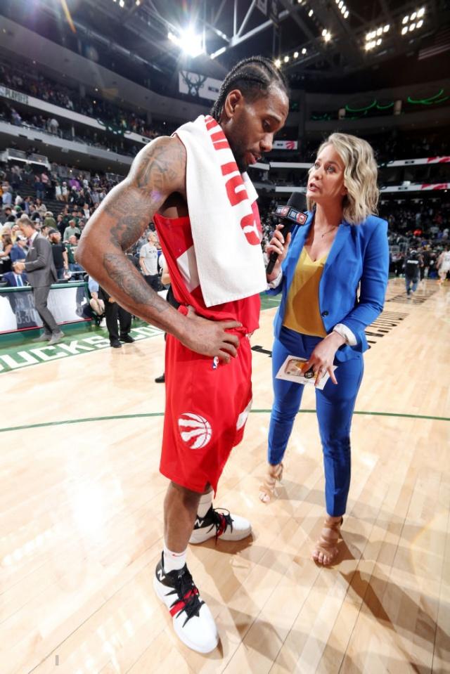 詹姆斯关键时刻稳住节奏（决胜时刻，詹姆斯掌控比赛节奏）