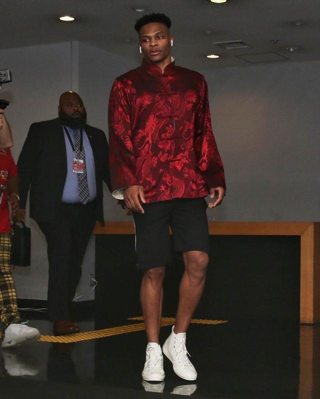 太阳报：伊万-托尼在伦敦夜总会因涉嫌用头撞人被警方逮捕（太阳报称伊万-托尼在伦敦夜店涉用头撞人遭警方拘捕）