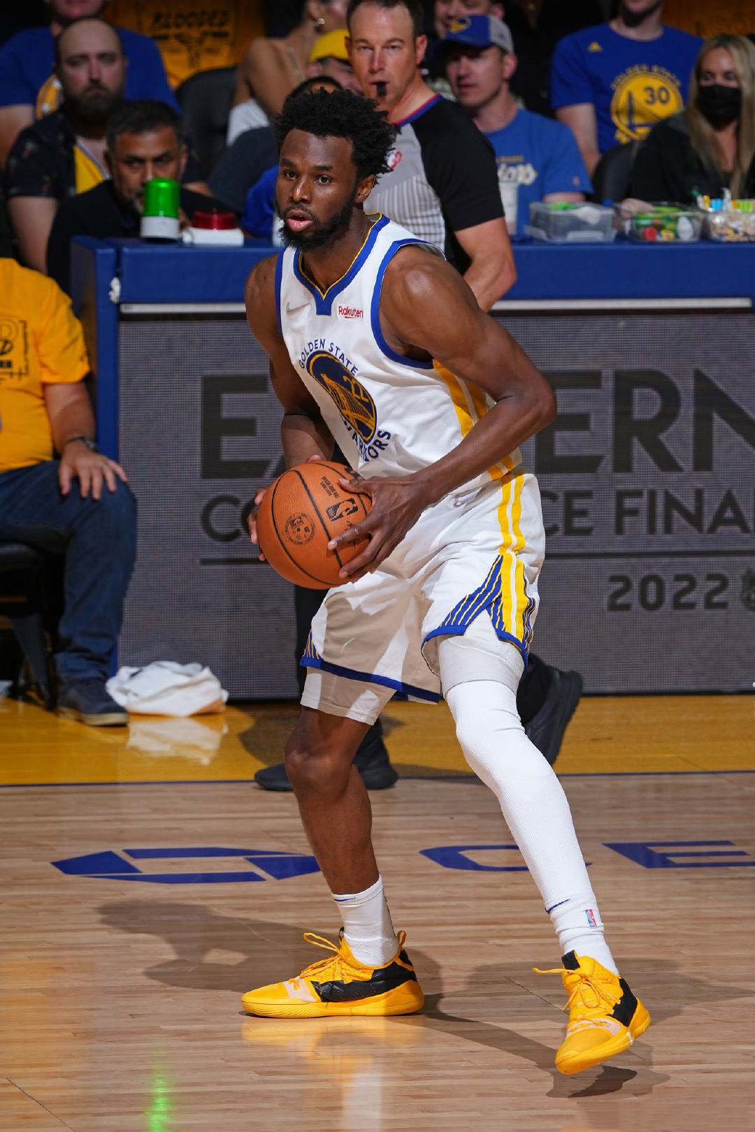 官方：巴塞罗那竞技后卫法雷右膝韧带损伤，将缺阵三到四个月（官宣：巴塞罗那竞技后卫法雷右膝韧带受损，预计伤缺3至4个月）